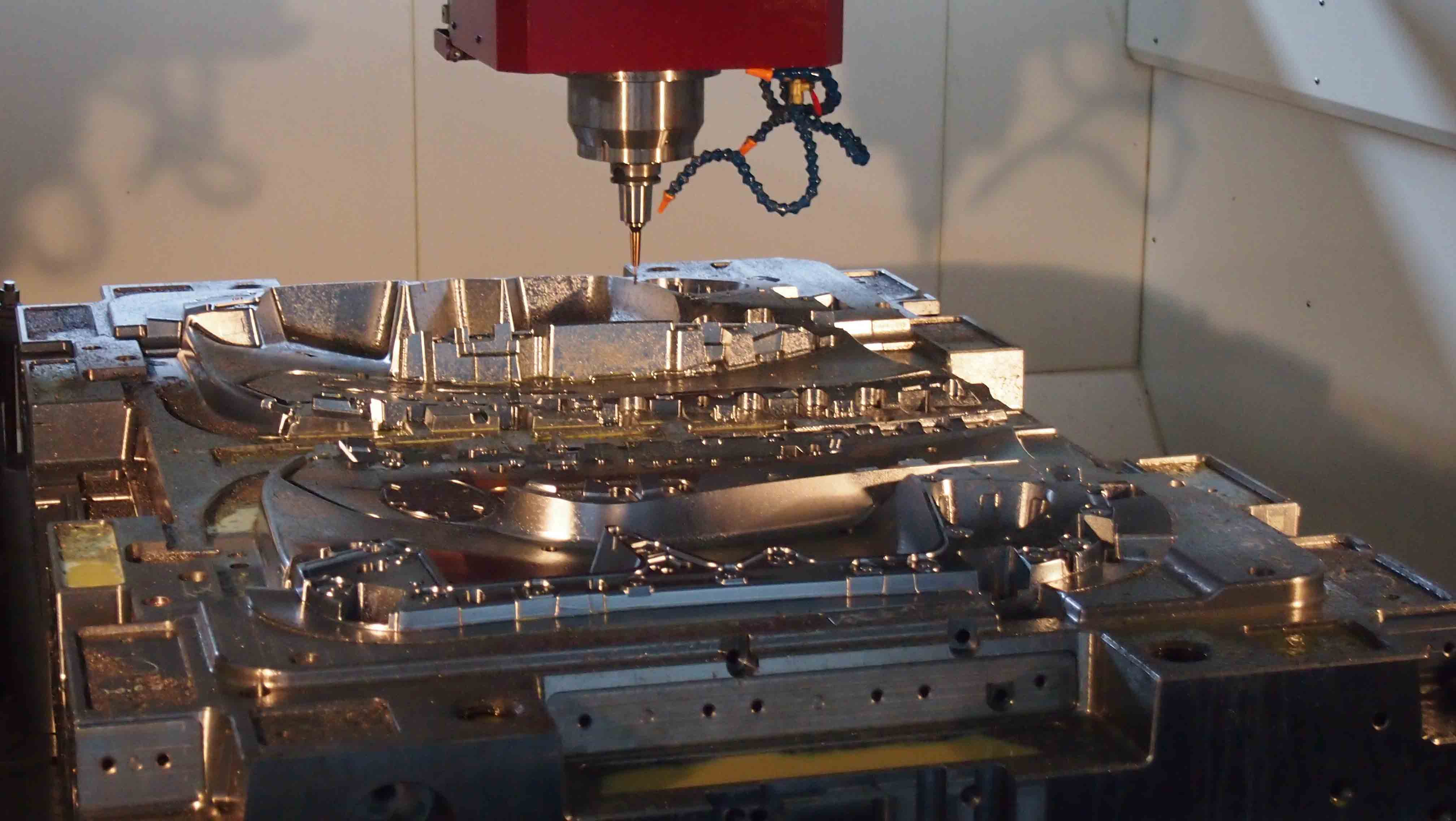 關于SMC材料的性能、應用和成型工藝