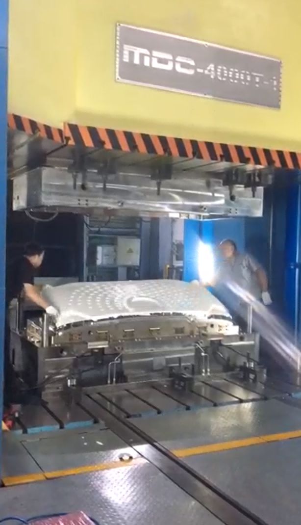 SMC 模具與碳纖維模具：制造領域的優劣勢比較